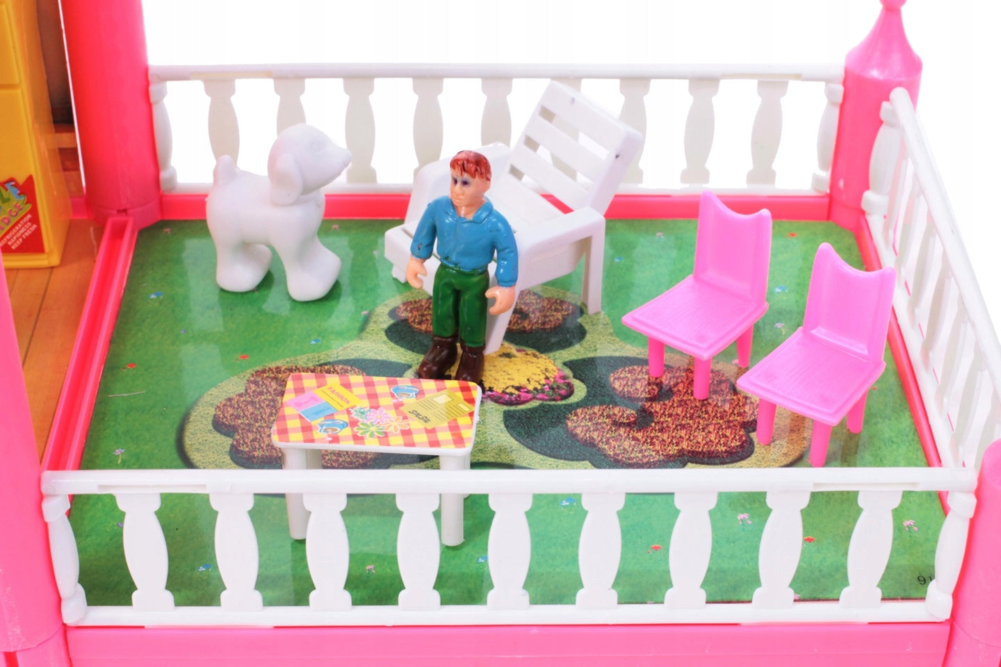 Casuta de papusi cu mobilier IDL Pink VILLA OF DREAMS cu 136 accesorii inedite, ideala pentru papusi de 36 cm inaltime, set cu 6 incaperi echipate cu accesoriile aferente, Dimensiune 69 x 36 x 16 cm, Culoare Roz