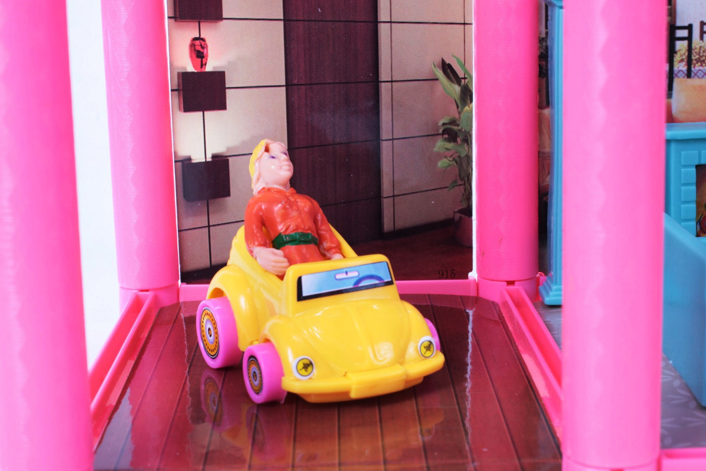 Casuta de papusi cu mobilier IDL Pink VILLA OF DREAMS cu 136 accesorii inedite, ideala pentru papusi de 36 cm inaltime, set cu 6 incaperi echipate cu accesoriile aferente, Dimensiune 69 x 36 x 16 cm, Culoare Roz