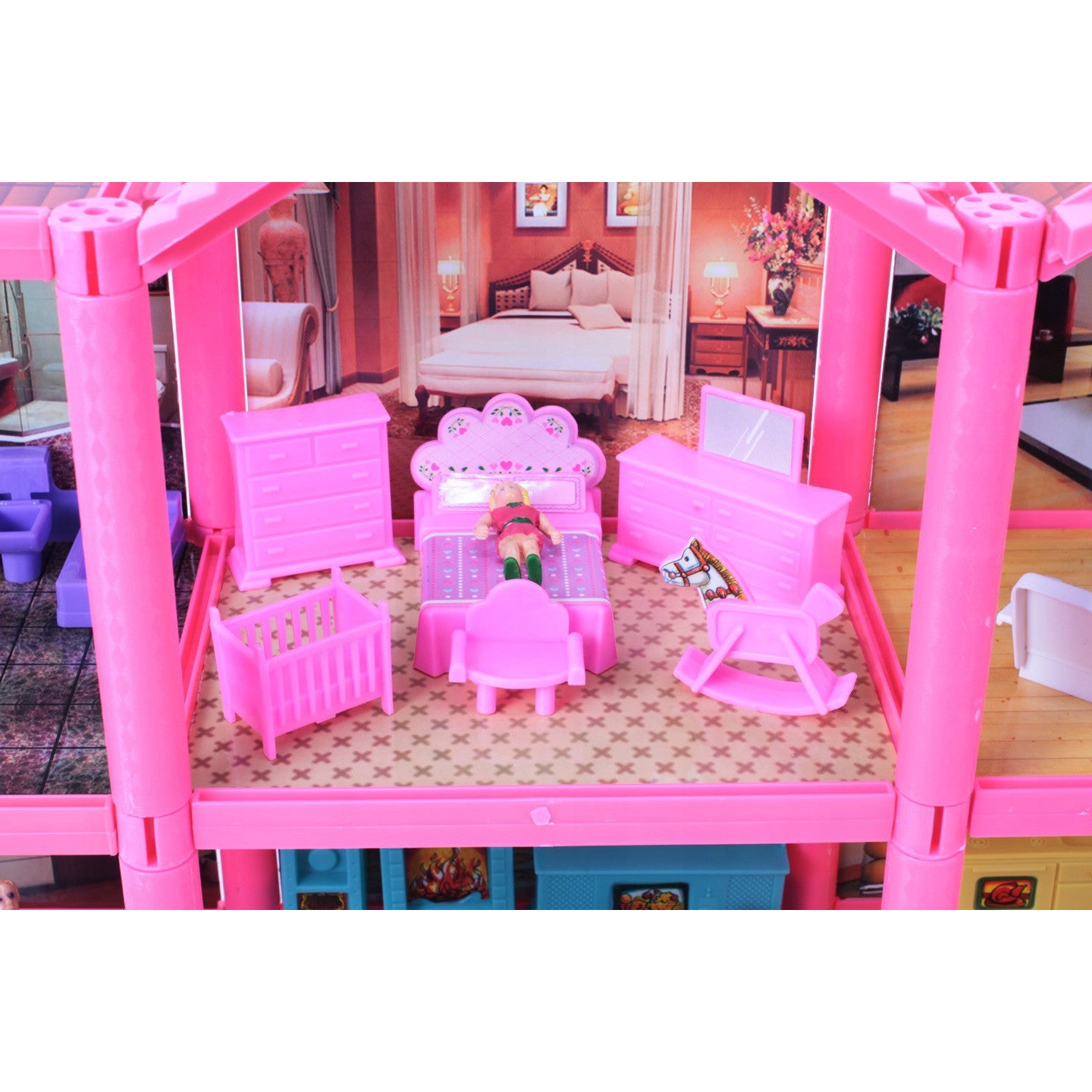 Casuta de papusi cu mobilier IDL Pink VILLA OF DREAMS cu 136 accesorii inedite, ideala pentru papusi de 36 cm inaltime, set cu 6 incaperi echipate cu accesoriile aferente, Dimensiune 69 x 36 x 16 cm, Culoare Roz