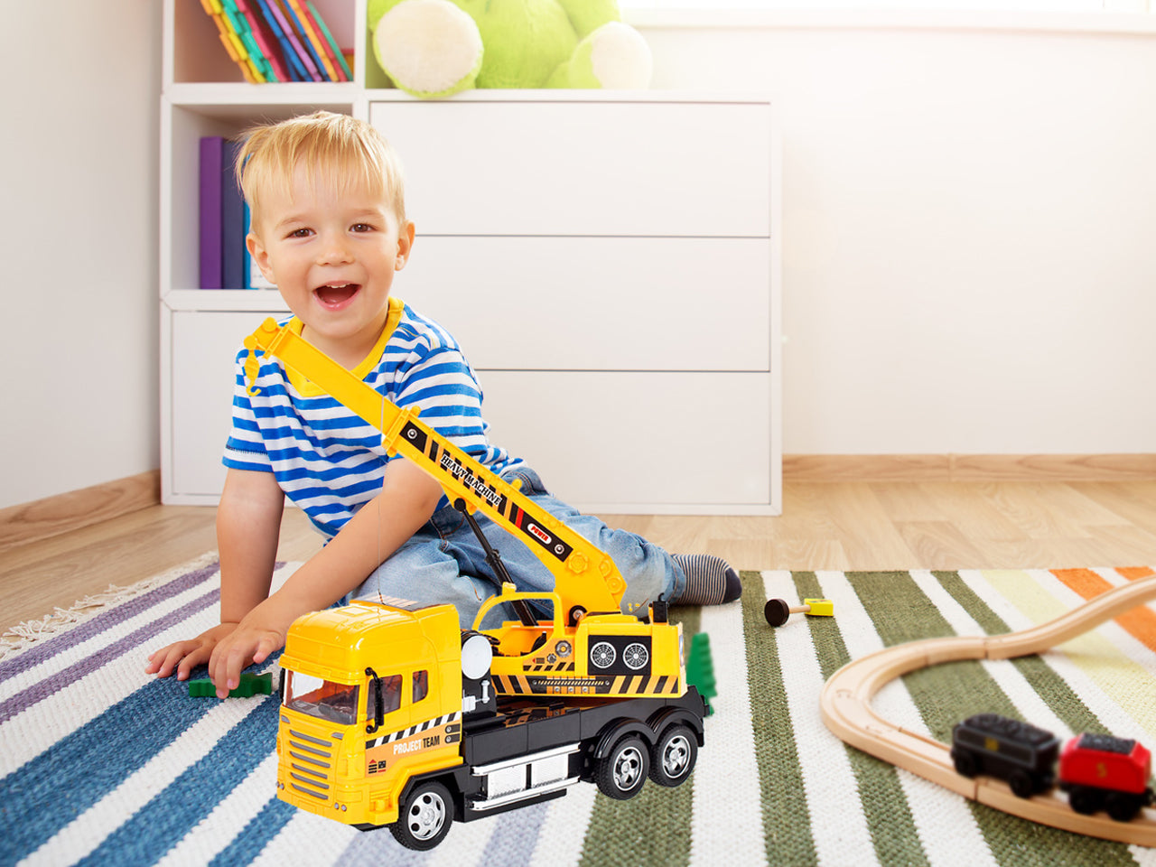 Macara interactiva cu telecomanda idealSTORE, Dimensiuni 25 x 8 x 15 cm, Control la distanta, 4 Canale, Viraj stanga/dreapta, Mers inainte/inapoi, Cabina se roteste manual 360 de grade