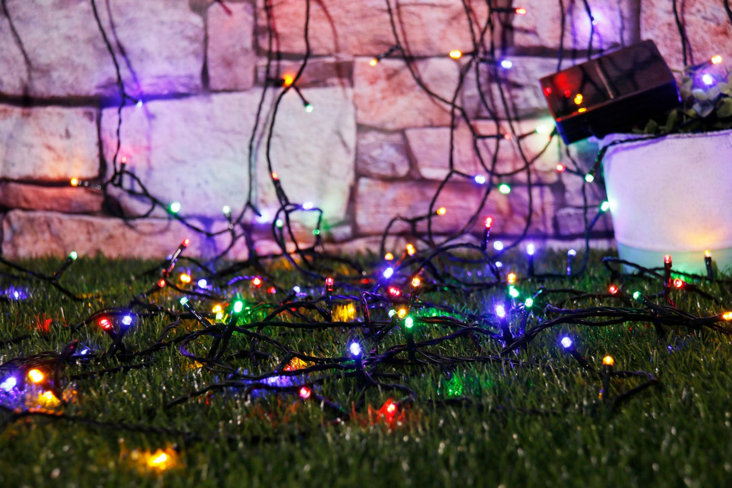 Instalatie IDL cu panou solar, 100 led-uri cu lumina multicolora pentru a creea un mediu ambiental calduros si primitor, Controler exterior cu 8 functii si Grad de protectie IP44