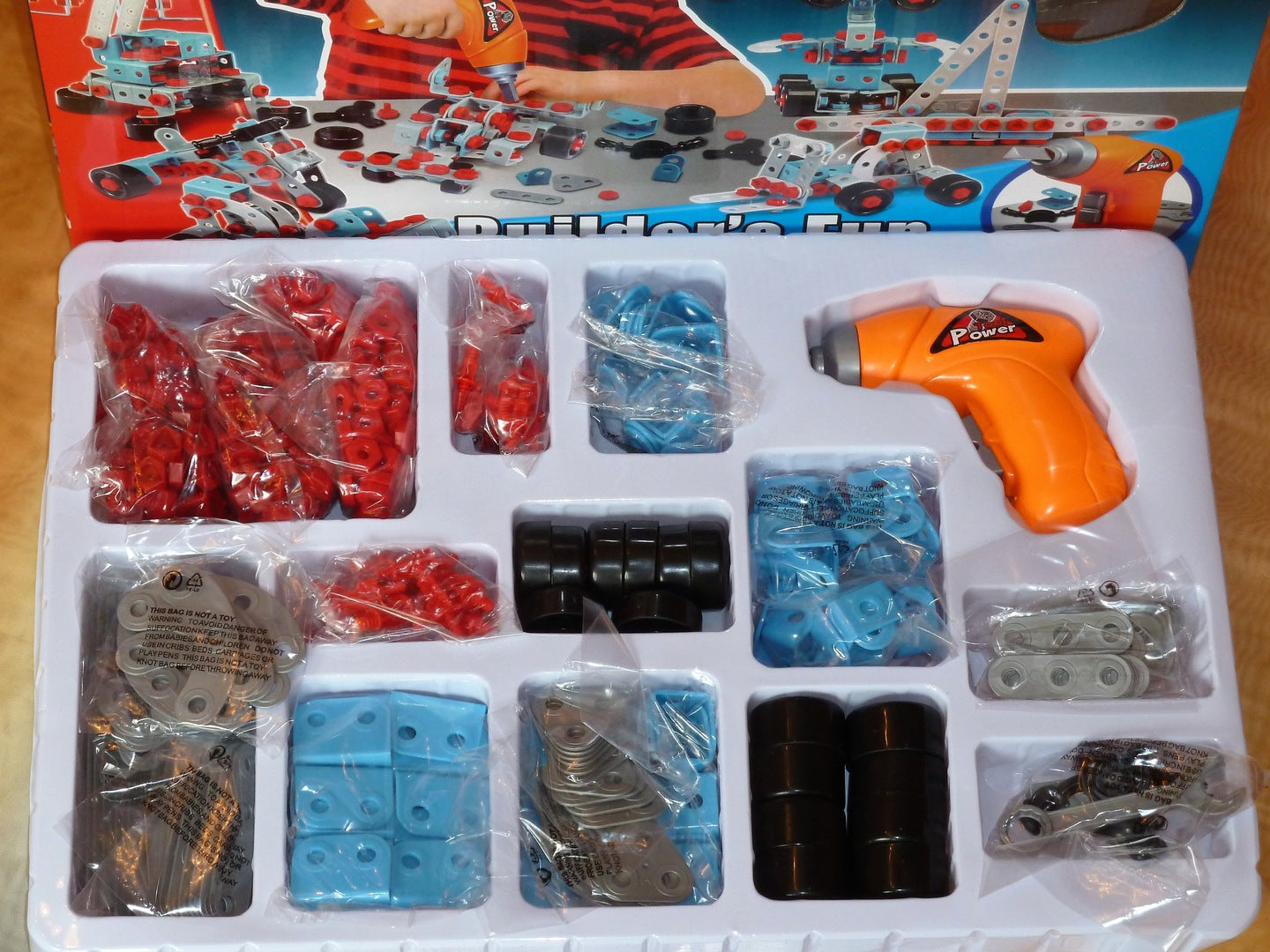 Set de constructie IDL Junior Block, Foarte prietenos, Echipat cu 550 De Elemente ce le permite micutilor sa creeze diverse constructii jongland cu piesele dupa vointa lor, Ajuta la dezvoltarea capacitatilor de coordonare si sporeste imaginatia