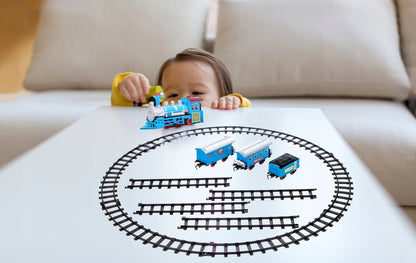 Centru de activitati si puzzle Trenuletul Micul Calator, Versiune moderna cu 3 vagoane detasabile, Acompaniat de sunete pentru o distractie garantata, Functionalitate pe baterii, Culoare albastru-gri