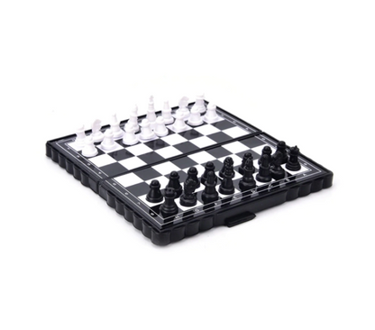 Mini Tabla de Sah Magnetic World Game idealSTORE, Dimensiuni 19.5x19x2 cm, Antreneaza Memoria, Capacitatea Gandirii Abstracte si Logice, Dezvolta Imaginatia, Culoare Alb-Negru