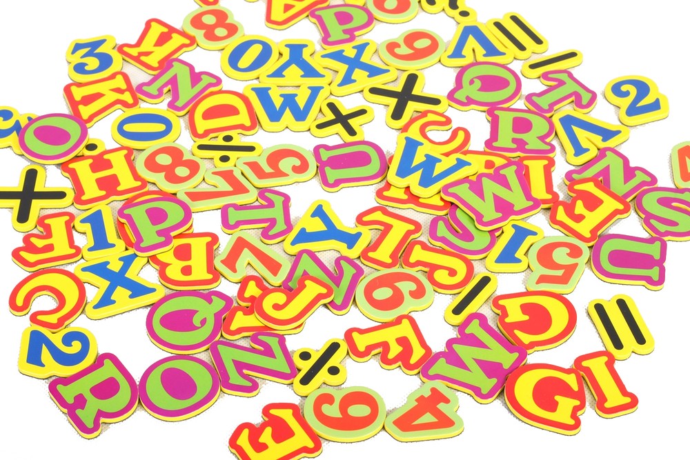 Tabla creativa IDL magnetica cu stativ , pentru copilul tau , numere si simboluri magnetice , 84 piese , burete , creta , Multicolora