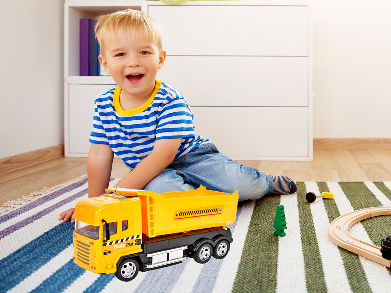 Camion interactiv idealSTORE, DIMENSIUNI 25 x 8 x 12 cm, Control la distanta pentru 4 canale, Autobasculanta mobila, Prag reglabil al rotilor din fata, O incantare pentru orice copil pasionat de masini