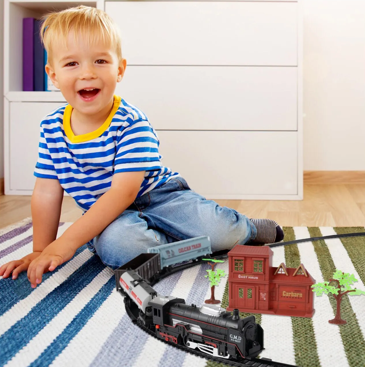 Circuit Electric cu Tren Expres G.M.D idealSTORE, Accesorizat cu Sunete si Lumini, Include o Locomotiva, 3 Vagoane, Gara, 2 Copaci, Lungime Pista 270 cm, Ofera ore lungi de distractie fascinanta
