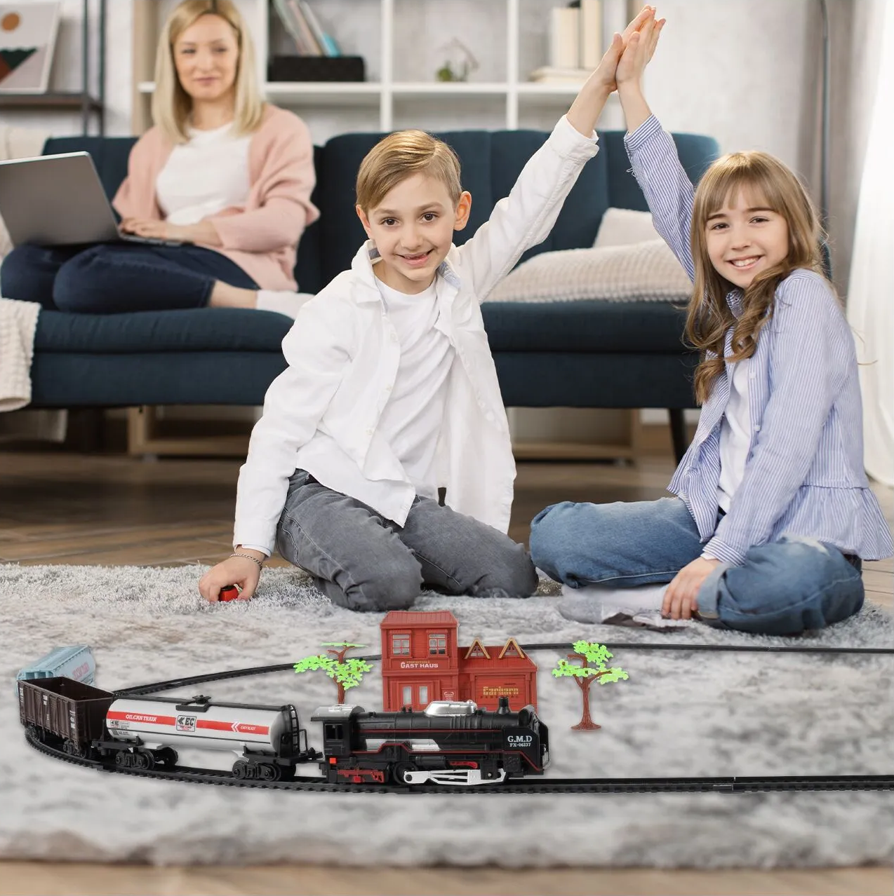 Circuit Electric cu Tren Expres G.M.D idealSTORE, Accesorizat cu Sunete si Lumini, Include o Locomotiva, 3 Vagoane, Gara, 2 Copaci, Lungime Pista 270 cm, Ofera ore lungi de distractie fascinanta