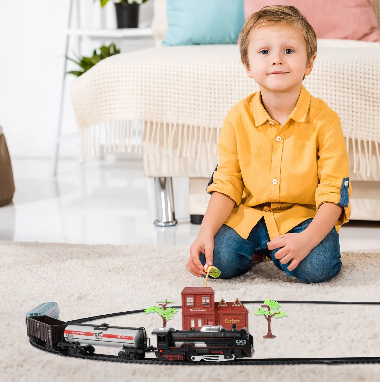 Circuit Electric cu Tren Expres G.M.D idealSTORE, Accesorizat cu Sunete si Lumini, Include o Locomotiva, 3 Vagoane, Gara, 2 Copaci, Lungime Pista 270 cm, Ofera ore lungi de distractie fascinanta