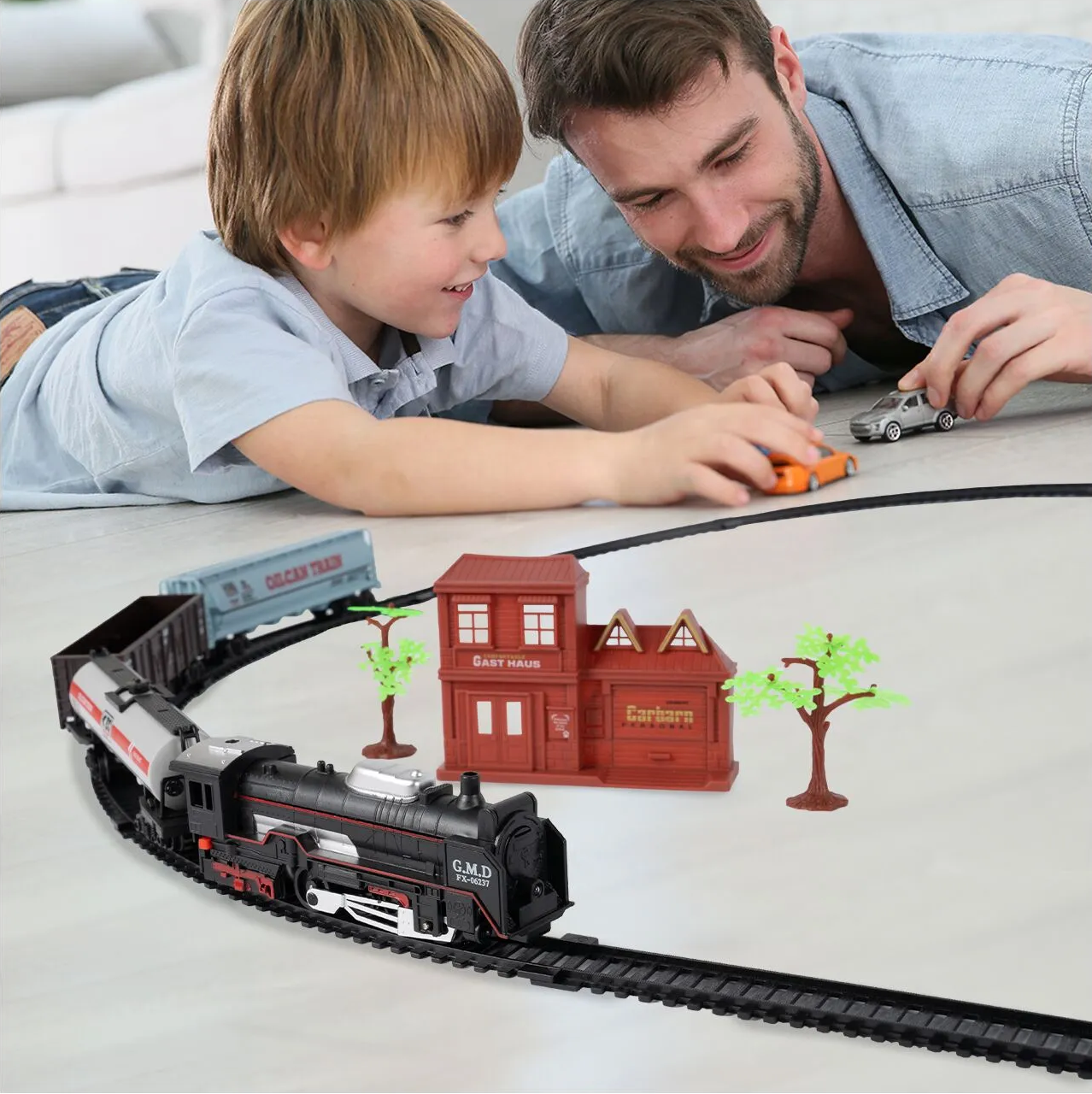 Circuit Electric cu Tren Expres G.M.D idealSTORE, Accesorizat cu Sunete si Lumini, Include o Locomotiva, 3 Vagoane, Gara, 2 Copaci, Lungime Pista 270 cm, Ofera ore lungi de distractie fascinanta