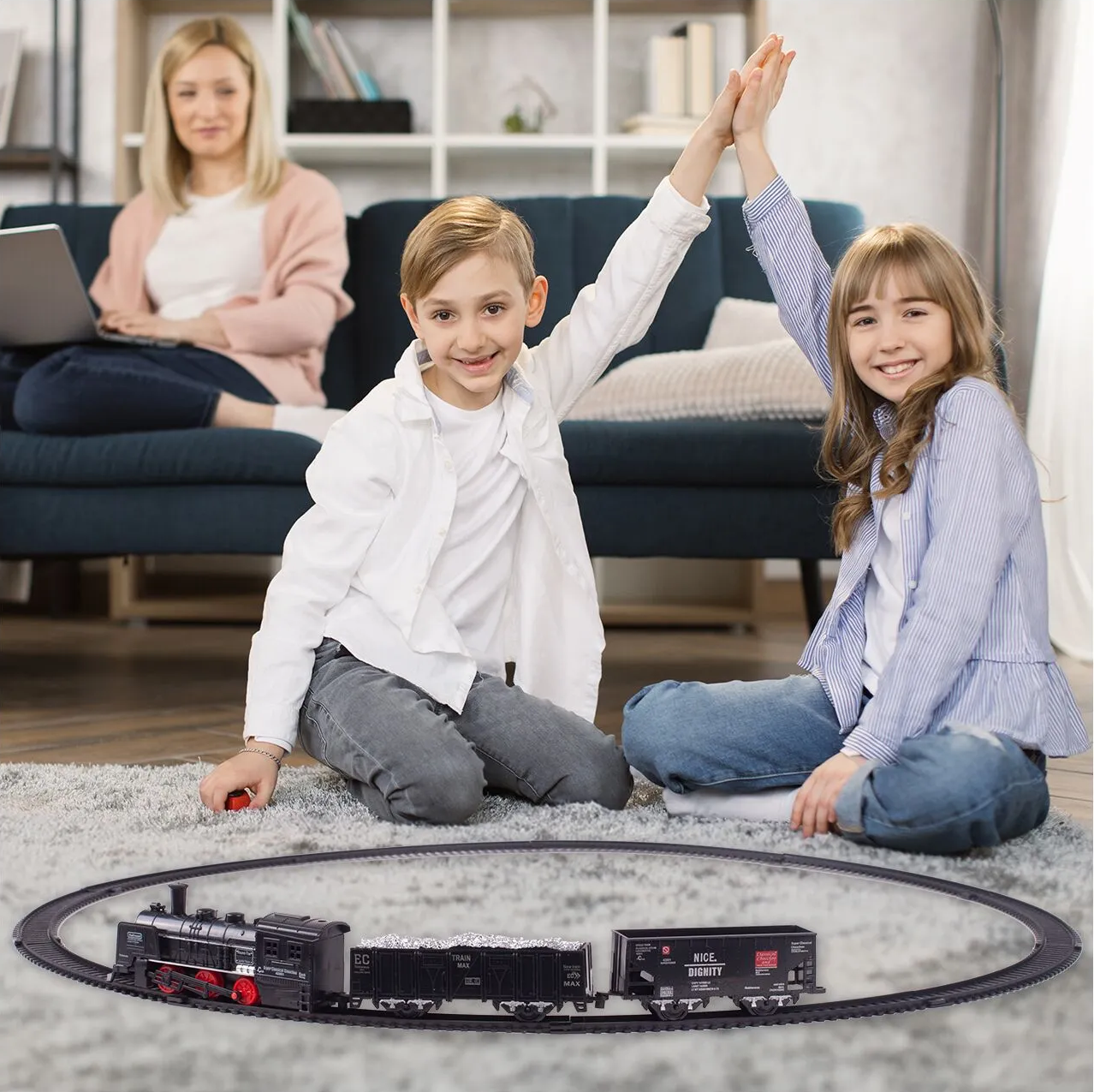 Circuit Electric cu Tren idealSTORE, Accesorizat cu Sunete si Lumini, Include 2 Vagoane de pasageri, 2 vagoane de marfa, Stimuleaza Imaginatia si Creativitatea