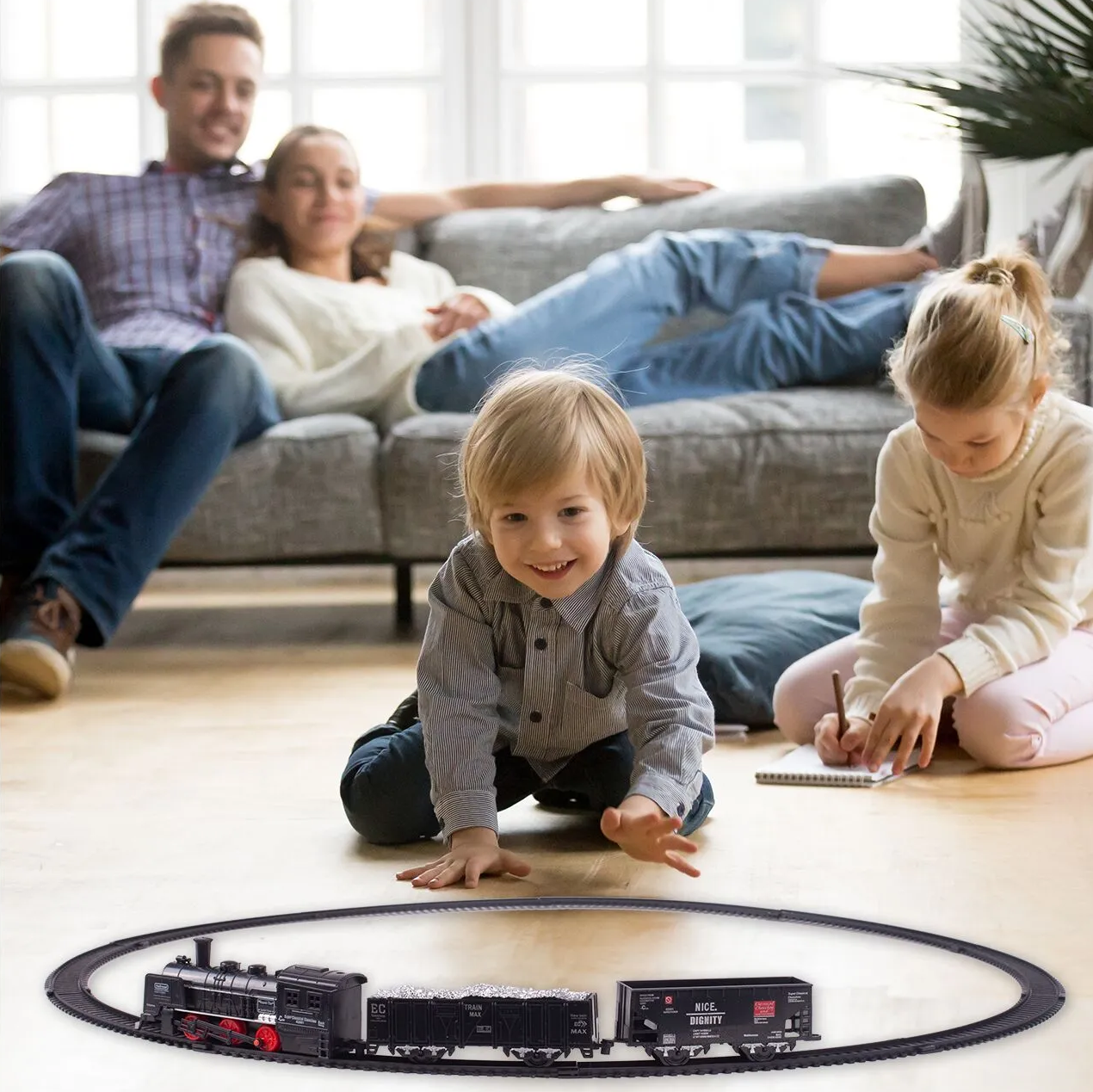 Circuit Electric cu Tren idealSTORE, Accesorizat cu Sunete si Lumini, Include 2 Vagoane de pasageri, 2 vagoane de marfa, Stimuleaza Imaginatia si Creativitatea