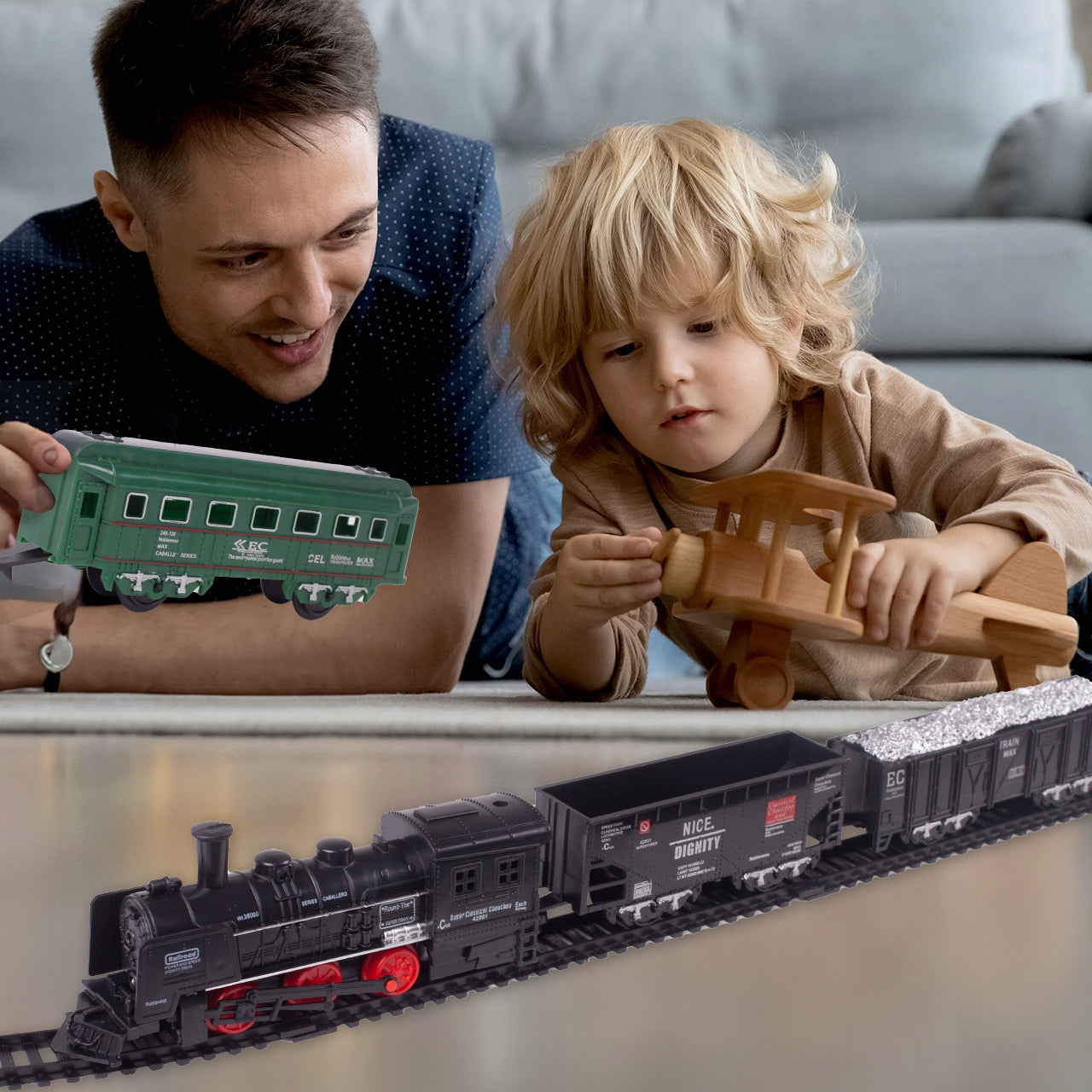 Circuit Electric cu Tren idealSTORE, Accesorizat cu Sunete si Lumini, Include 2 Vagoane de pasageri, 2 vagoane de marfa, Stimuleaza Imaginatia si Creativitatea