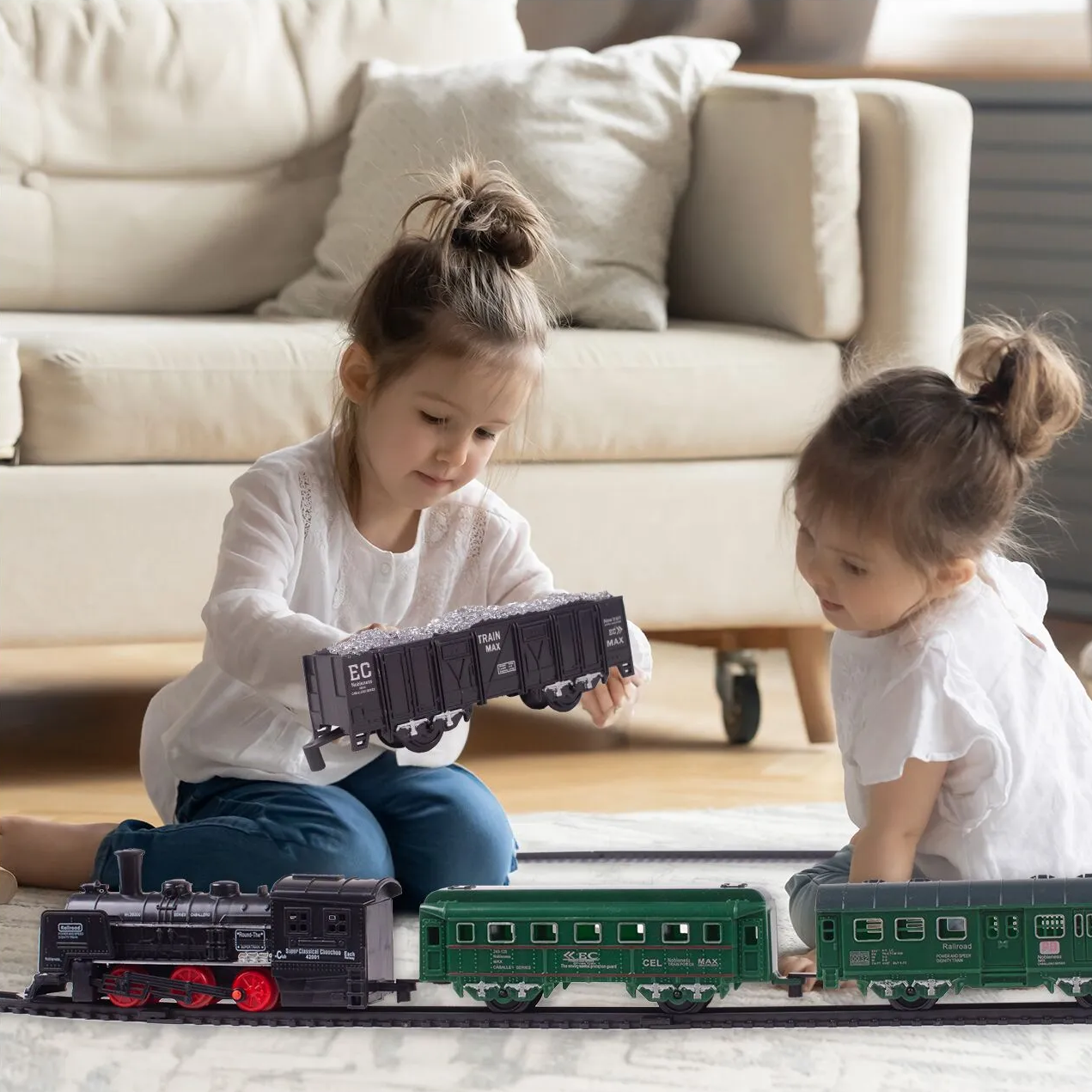 Circuit Electric cu Tren idealSTORE, Accesorizat cu Sunete si Lumini, Include 2 Vagoane de pasageri, 2 vagoane de marfa, Stimuleaza Imaginatia si Creativitatea