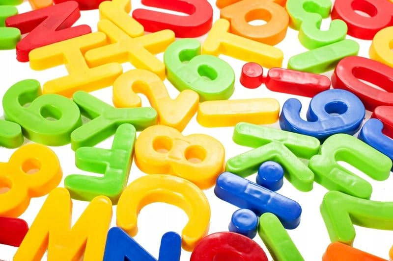 Set Litere si Cifre Magnetice Magic Letters idealStore, Include 78 Piese Colorate, Cutie de Depozitare, Ajuta la Invatarea Alfabetului si a Numerelor