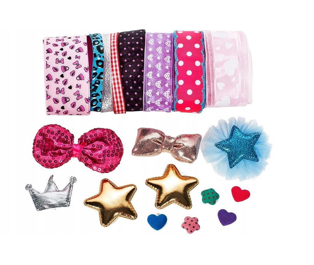 Set HAIR ACCESSORIES idealSTORE, Dimensiuni ambalaj 31 x 22,5 x 11 cm, Include 10 benzi in diferite culori, pentru a crea diferite coafuri, Echipata cu diverse accesorii simbolice, Ajuta la dezvoltarea abilitatilor motorii