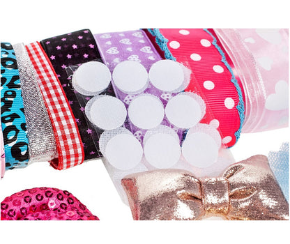 Set HAIR ACCESSORIES idealSTORE, Dimensiuni ambalaj 31 x 22,5 x 11 cm, Include 10 benzi in diferite culori, pentru a crea diferite coafuri, Echipata cu diverse accesorii simbolice, Ajuta la dezvoltarea abilitatilor motorii