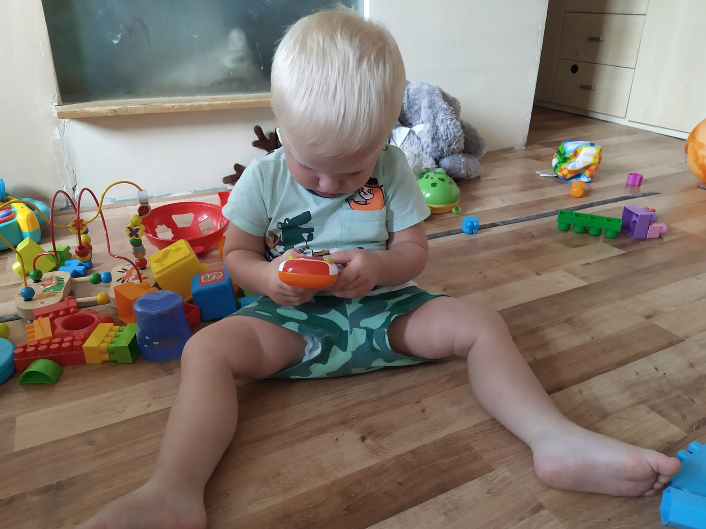 Telecomanda muzicala interactiva TV Penguin idealSTORE, Dimensiuni 17 x 7 cm, Include 18 butoane cu diferite functii, Efecte sonore si de lumina, Reglare sunet, Buton Oprire/Pornire, Multicolor