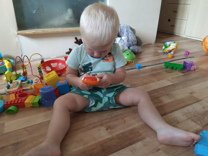 Telecomanda muzicala interactiva TV Penguin idealSTORE, Dimensiuni 17 x 7 cm, Include 18 butoane cu diferite functii, Efecte sonore si de lumina, Reglare sunet, Buton Oprire/Pornire, Multicolor