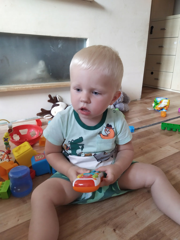 Telecomanda muzicala interactiva TV Penguin idealSTORE, Dimensiuni 17 x 7 cm, Include 18 butoane cu diferite functii, Efecte sonore si de lumina, Reglare sunet, Buton Oprire/Pornire, Multicolor