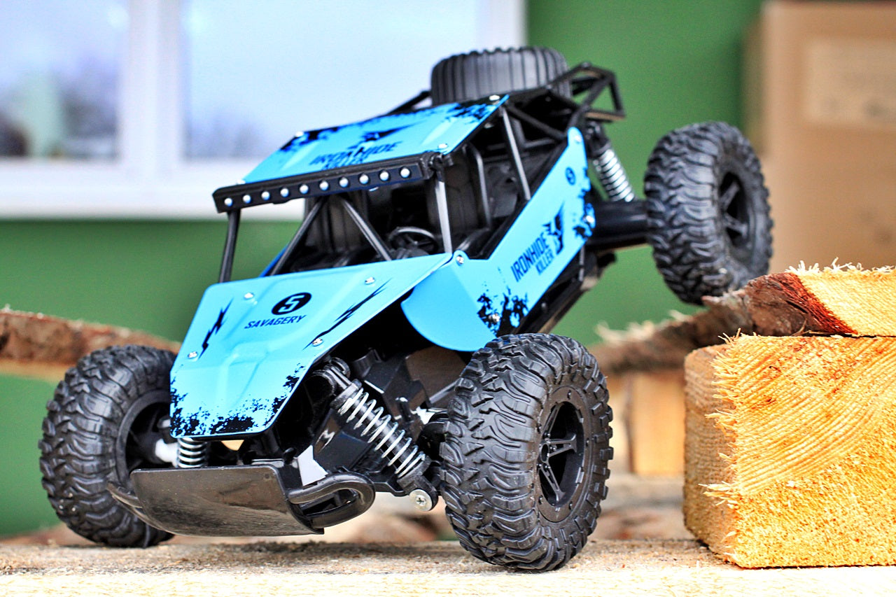 Masinuta Cu Telecomanda si Suspensii Metal OFFROAD, Scara 1.16, Marime 28 x 18.5 x 12 cm, Manevrabilitate Ridicata, Cauciucuri Rezistente, Telecomanda Usor de Folosit, Viteza Maxima 20 km/h, Culoare Albastra