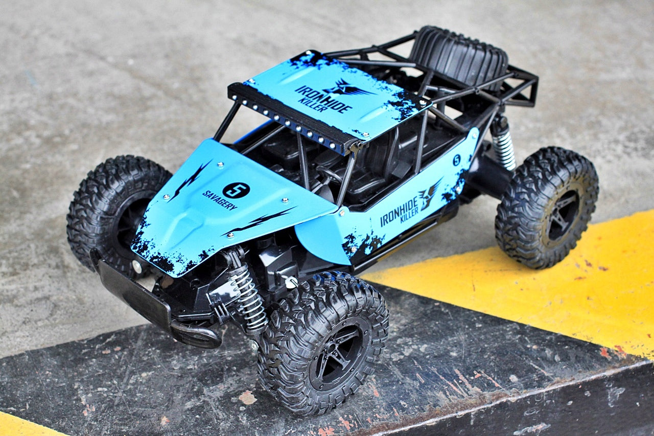 Masinuta Cu Telecomanda si Suspensii Metal OFFROAD, Scara 1.16, Marime 28 x 18.5 x 12 cm, Manevrabilitate Ridicata, Cauciucuri Rezistente, Telecomanda Usor de Folosit, Viteza Maxima 20 km/h, Culoare Albastra