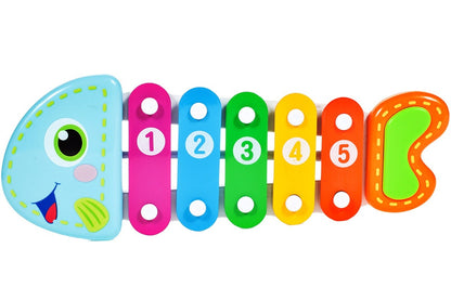 Xilofon Muzical Piranha Fish, 24 cm lungime, Permite dezvoltarea abilitatilor muzicale ce creaza o aventura a sunetelor, Instrument muzical in forma de pestisor ce stimuleaza coordonarea motorie si auditiva implicand multe simturi, Culoare-Multicolor