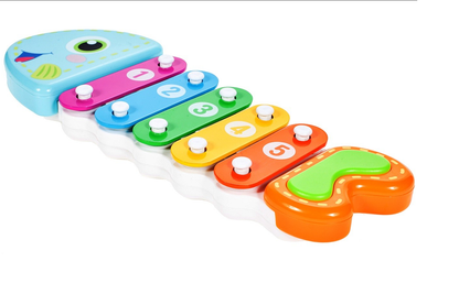 Xilofon Muzical Piranha Fish, 24 cm lungime, Permite dezvoltarea abilitatilor muzicale ce creaza o aventura a sunetelor, Instrument muzical in forma de pestisor ce stimuleaza coordonarea motorie si auditiva implicand multe simturi, Culoare-Multicolor