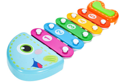Xilofon Muzical Piranha Fish, 24 cm lungime, Permite dezvoltarea abilitatilor muzicale ce creaza o aventura a sunetelor, Instrument muzical in forma de pestisor ce stimuleaza coordonarea motorie si auditiva implicand multe simturi, Culoare-Multicolor