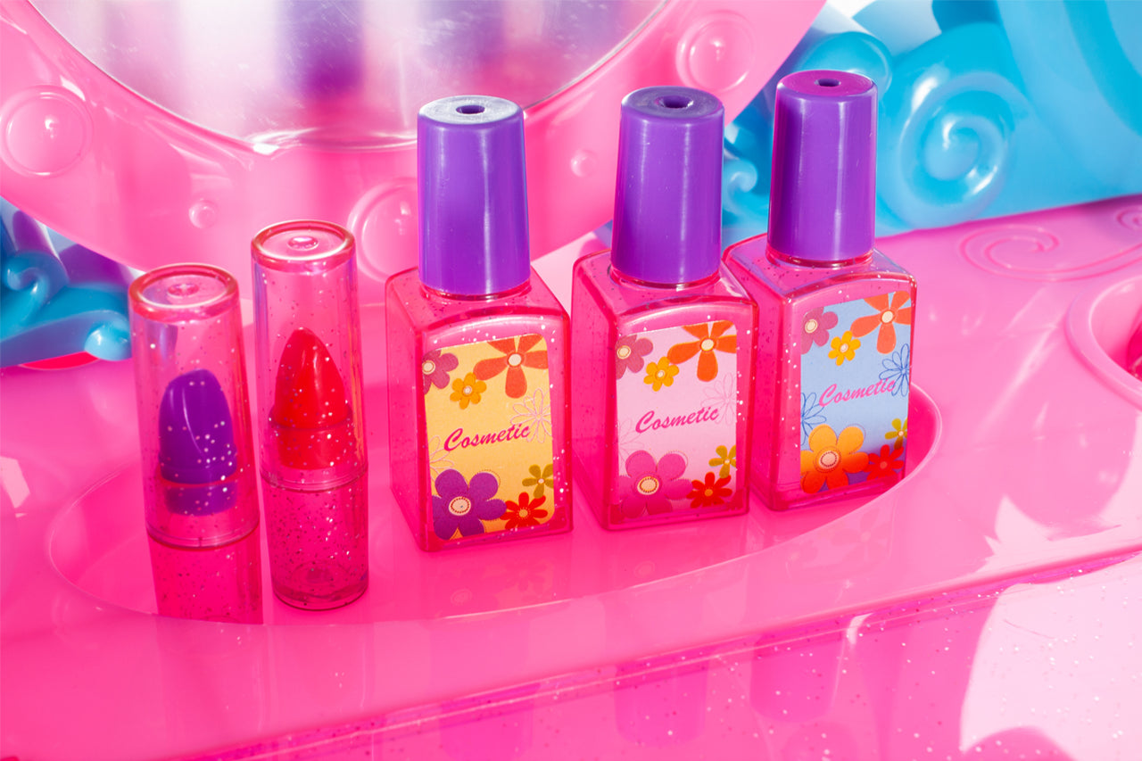 Masuta de Make-Up cu Scaunel idealSTORE, MAGGIE CANDY MIRROR, Dimensiuni 68 x 45 x 24 cm, Echipata cu accesorii specifice bijuterii, produse cosmetice, Dezvolta interese si modeleaza imaginatia fetitelor, Creste aspectul de sine prin jocul de rol, Mov-Roz