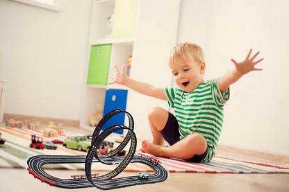 Pista de Curse Electrica Racing Formula 1 idealSTORE, Include 2 Masini Controlate, 2 Telecomenzi, Lungime Pista 388 cm, Decoratiuni Benzi, Semnalizare, Sustine Dezvoltarea Imaginatiei