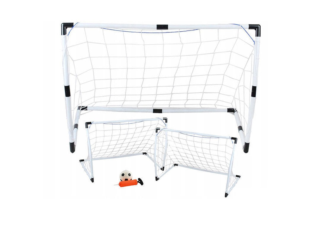 Set Joaca Micul Fotbalist cu Porti Fotbal IDL 2 in 1 alaturi de Pompa Umflare Mingi, se pot obtine 2 porti mici sau 1 poarta mare, Carlige de prindere a portilor incluse, Culoare Alb-Negru, Material Plastic, Minge Fotbal Cadou