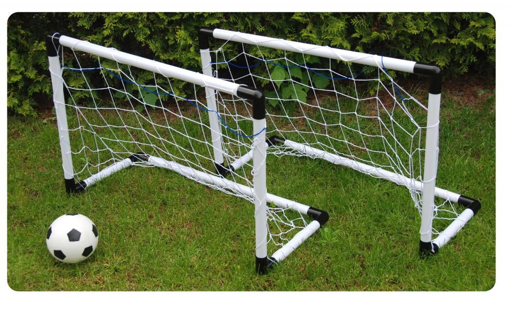 Set Joaca Micul Fotbalist cu Porti Fotbal IDL 2 in 1 alaturi de Pompa Umflare Mingi, se pot obtine 2 porti mici sau 1 poarta mare, Carlige de prindere a portilor incluse, Culoare Alb-Negru, Material Plastic, Minge Fotbal Cadou