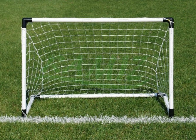 Set Joaca Micul Fotbalist cu Porti Fotbal IDL 2 in 1 alaturi de Pompa Umflare Mingi, se pot obtine 2 porti mici sau 1 poarta mare, Carlige de prindere a portilor incluse, Culoare Alb-Negru, Material Plastic, Minge Fotbal Cadou