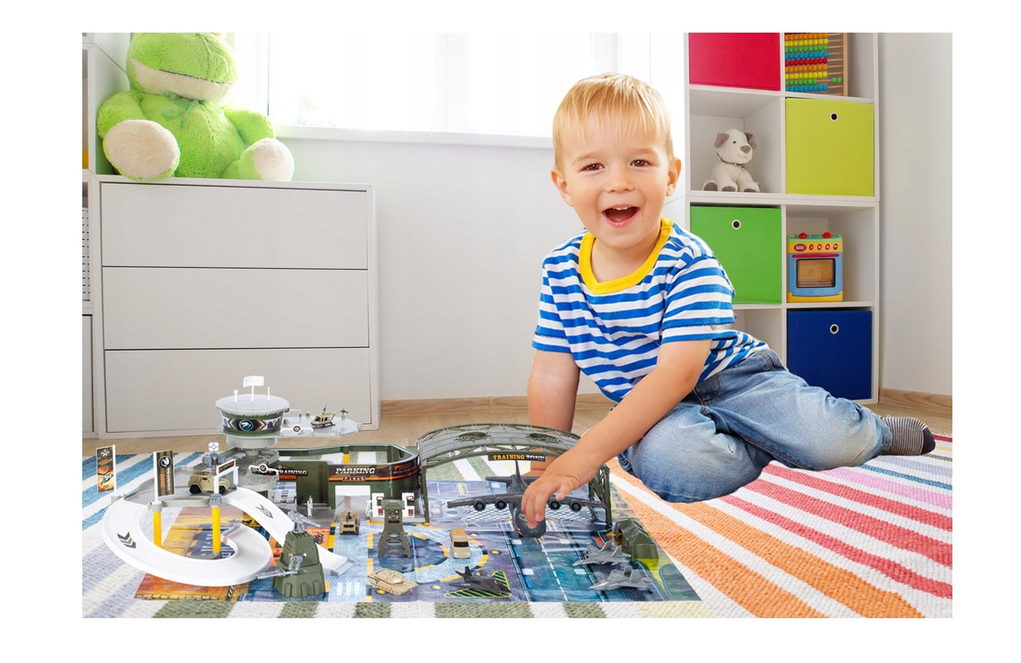 Baza MILITARA cu Aerodrom IDL SPECIAL FORCES, Stimuleaza imaginatia si dexteritatea, Ofera posibilitatea de exercitare a abilitatilor manuale, Accesorizata cu elemente simbolice pentru o distractie garantata, Multicolora