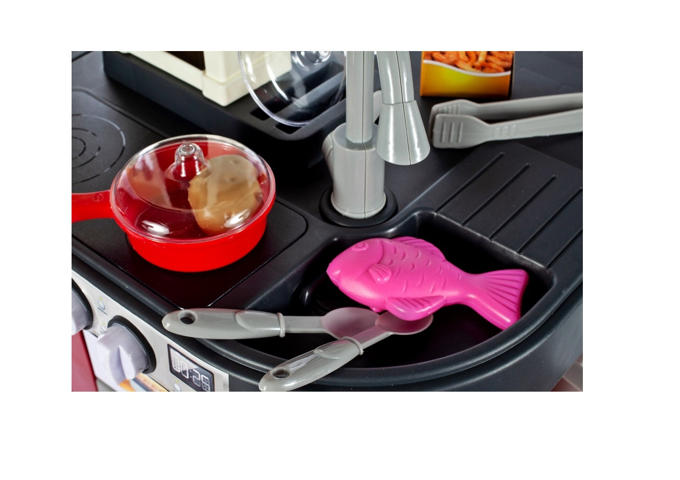 Bucatarie Multifunctionala pentru copii, Chef Junior Kitchen, 84 cm Inaltime, Dotata cu o multitudine de elemente simbolice ce dezvolta aptitudinile manuale a orcarui mic gospodar, Accesorizata cu chiuveta si robinet functional ce sporesc creativitatea