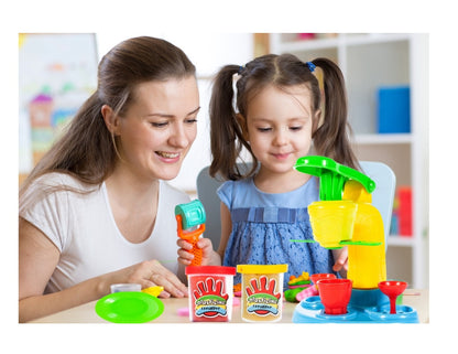 Aparat pentru fabricarea deserturilor idealSTORE Junior Icecream, Dimensiuni 19.5 x 17.5 x 12.5 cm, Dezvolta abilitati artistice, gandirea creativa si imaginatia, Echipat complet cu 8 accesorii specifice