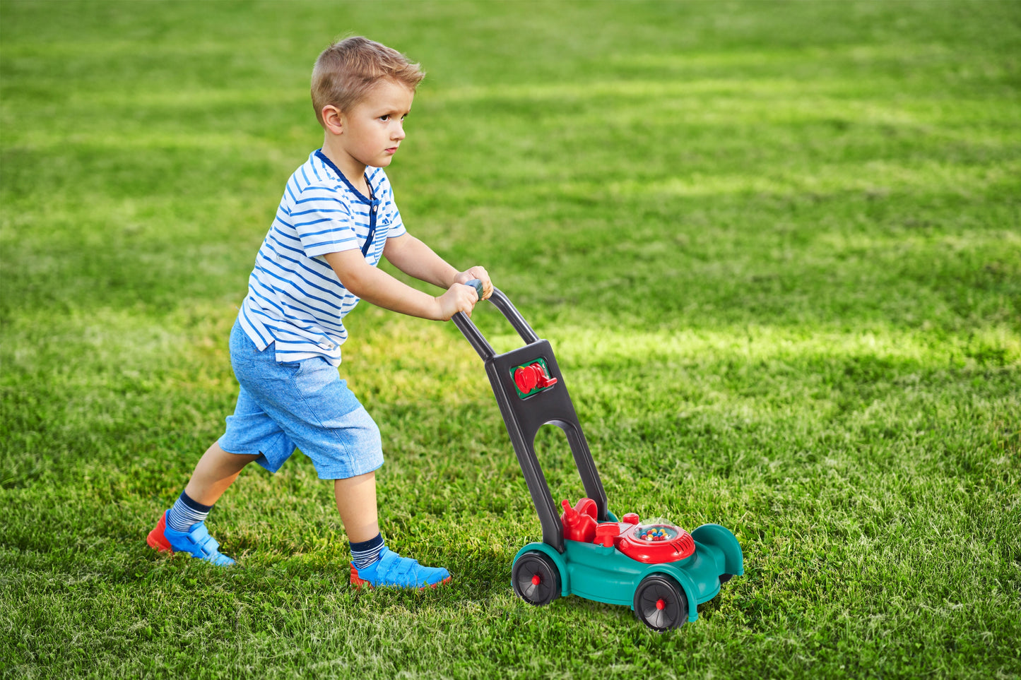 Masina de tuns gazon idealStore Korsica Green pentru copii, cu motor, maner de pornire, casca si canistra, emite sunete caracteristice