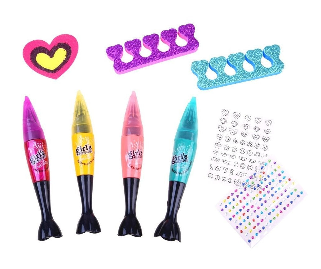 Set de unghii Professional Nail ART idealSTORE Dimensiuni ambalaj:35 cm x 27 cm x 5 cm, Include 4 lacuri cu varfuri, autocolante colorate, modele negre, 4 ace, Dezvoltand, de asemenea, imaginatia si abilitatile manuale ale copilului