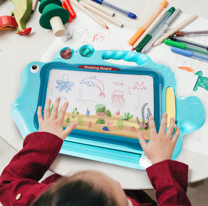 Tablita Magnetica Funny Fish idealStore, 4 Campuri Colorate, 2 Stampile, Pix, Dimensiuni 49.5 x 29.5 x 3.5 cm, Suprafata Desen 24 x 16 cm, Dezvolta Imaginatia si Creativitatea, Incurajeaza Exersarea Scrisului, Albastra