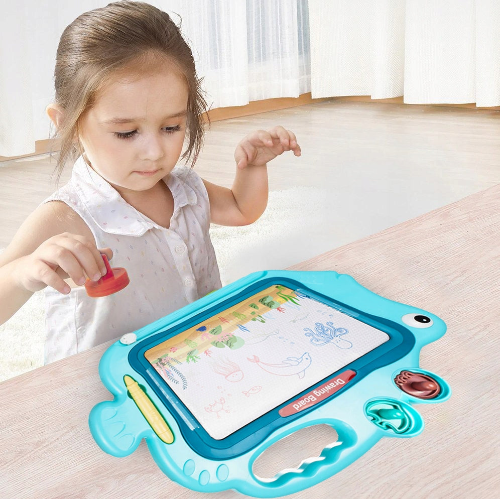 Tablita Magnetica Funny Fish idealStore, 4 Campuri Colorate, 2 Stampile, Pix, Dimensiuni 49.5 x 29.5 x 3.5 cm, Suprafata Desen 24 x 16 cm, Dezvolta Imaginatia si Creativitatea, Incurajeaza Exersarea Scrisului, Albastra