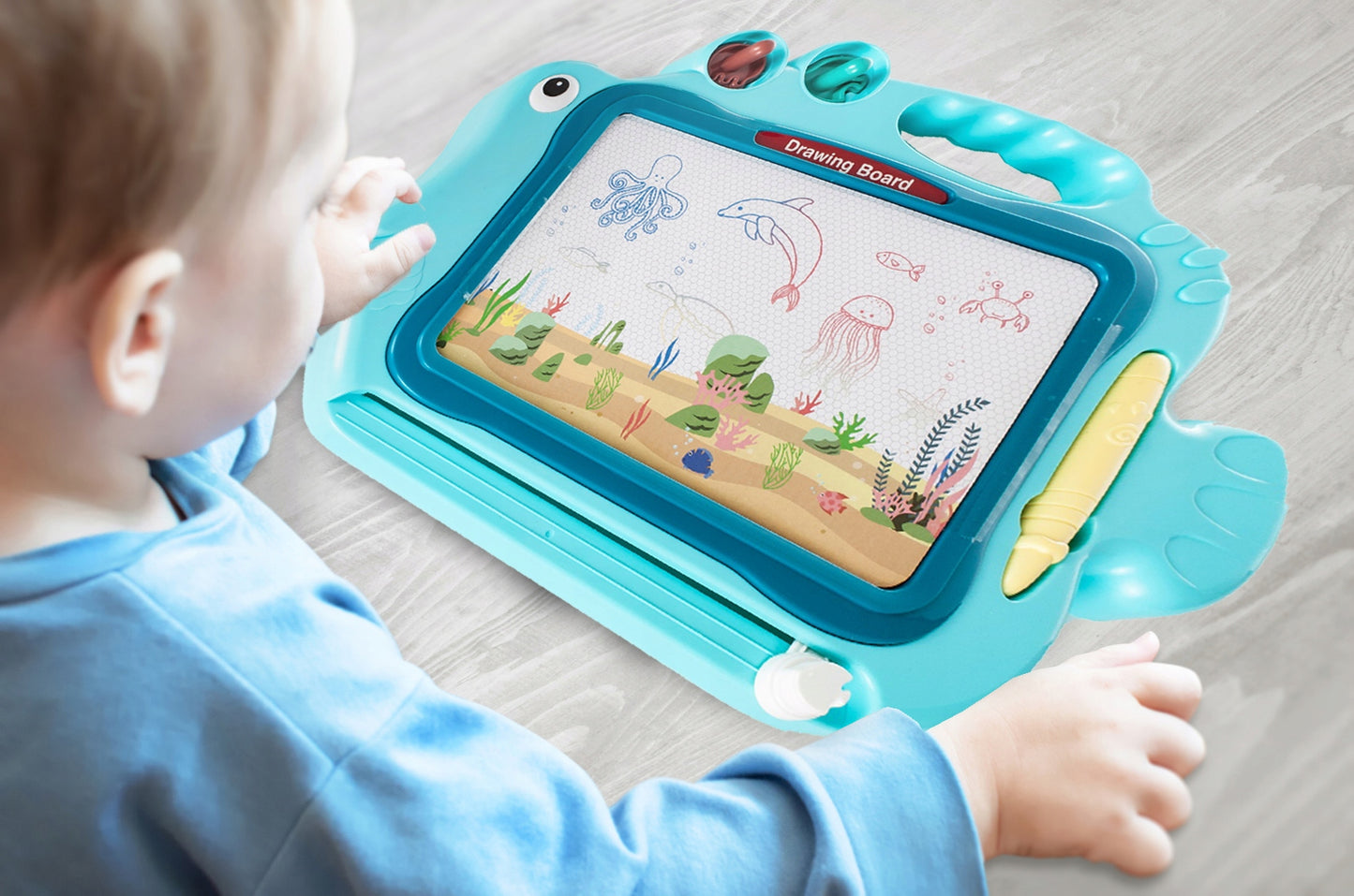 Tablita Magnetica Funny Fish idealStore, 4 Campuri Colorate, 2 Stampile, Pix, Dimensiuni 49.5 x 29.5 x 3.5 cm, Suprafata Desen 24 x 16 cm, Dezvolta Imaginatia si Creativitatea, Incurajeaza Exersarea Scrisului, Albastra