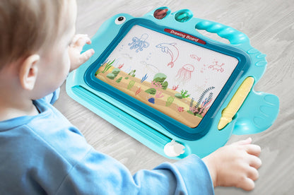 Tablita Magnetica Funny Fish idealStore, 4 Campuri Colorate, 2 Stampile, Pix, Dimensiuni 49.5 x 29.5 x 3.5 cm, Suprafata Desen 24 x 16 cm, Dezvolta Imaginatia si Creativitatea, Incurajeaza Exersarea Scrisului, Albastra