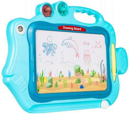 Tablita Magnetica Funny Fish idealStore, 4 Campuri Colorate, 2 Stampile, Pix, Dimensiuni 49.5 x 29.5 x 3.5 cm, Suprafata Desen 24 x 16 cm, Dezvolta Imaginatia si Creativitatea, Incurajeaza Exersarea Scrisului, Albastra