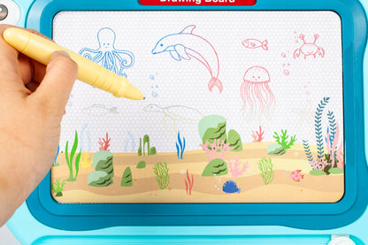 Tablita Magnetica Funny Fish idealStore, 4 Campuri Colorate, 2 Stampile, Pix, Dimensiuni 49.5 x 29.5 x 3.5 cm, Suprafata Desen 24 x 16 cm, Dezvolta Imaginatia si Creativitatea, Incurajeaza Exersarea Scrisului, Albastra