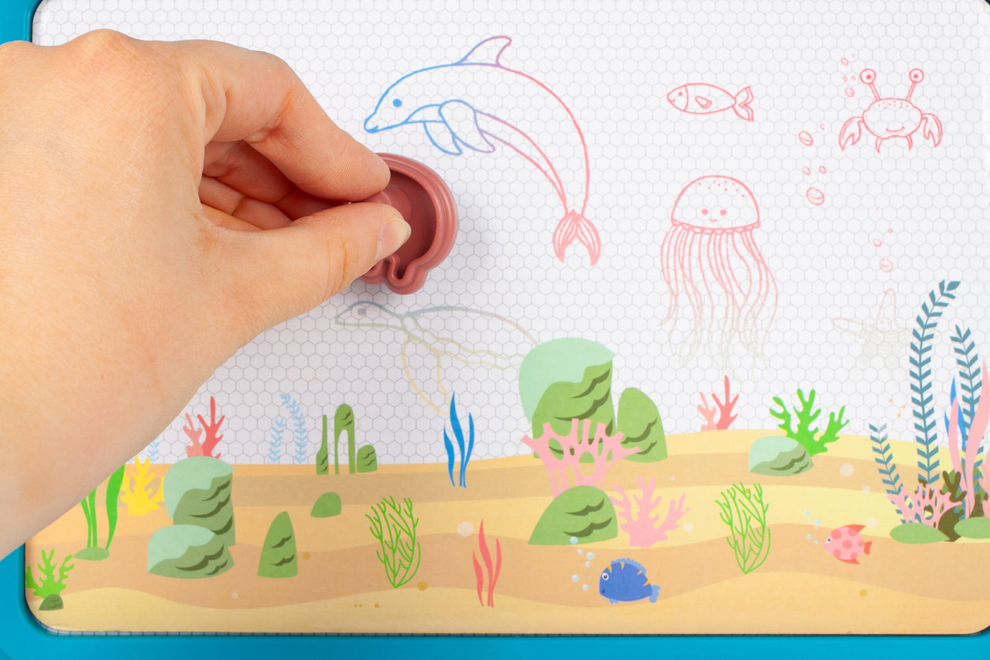 Tablita Magnetica Funny Fish idealStore, 4 Campuri Colorate, 2 Stampile, Pix, Dimensiuni 49.5 x 29.5 x 3.5 cm, Suprafata Desen 24 x 16 cm, Dezvolta Imaginatia si Creativitatea, Incurajeaza Exersarea Scrisului, Albastra