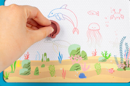 Tablita Magnetica Funny Fish idealStore, 4 Campuri Colorate, 2 Stampile, Pix, Dimensiuni 49.5 x 29.5 x 3.5 cm, Suprafata Desen 24 x 16 cm, Dezvolta Imaginatia si Creativitatea, Incurajeaza Exersarea Scrisului, Albastra