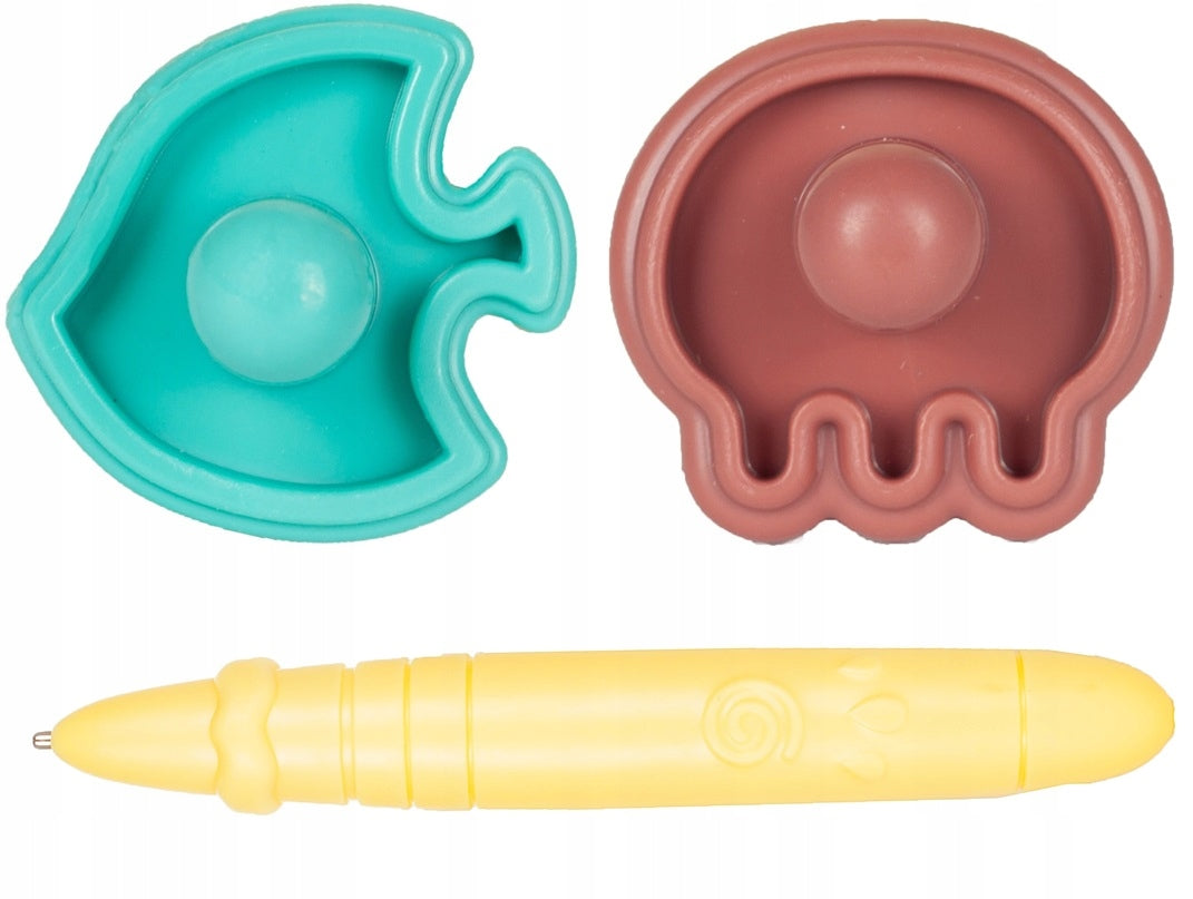 Tablita Magnetica Funny Fish idealStore, 4 Campuri Colorate, 2 Stampile, Pix, Dimensiuni 49.5 x 29.5 x 3.5 cm, Suprafata Desen 24 x 16 cm, Dezvolta Imaginatia si Creativitatea, Incurajeaza Exersarea Scrisului, Albastra