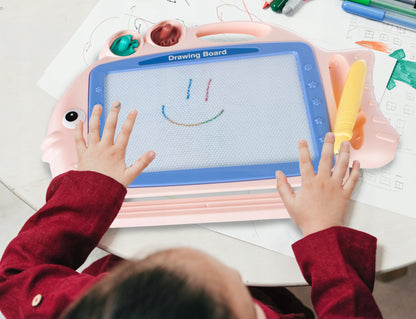 Tablita Magnetica Funny Fish idealStore, 4 Campuri Colorate, 2 Stampile, Pix, Dimensiuni 35 x 25 x 3.5 cm, Suprafata Desen 20 x 13 cm, Dezvolta Imaginatia si Creativitatea, Incurajeaza Exersarea Scrisului, Roz