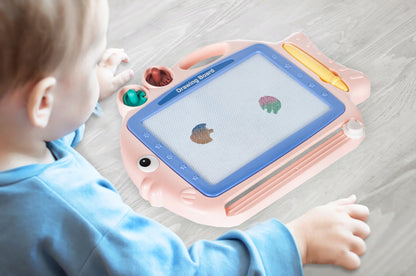 Tablita Magnetica Funny Fish idealStore, 4 Campuri Colorate, 2 Stampile, Pix, Dimensiuni 35 x 25 x 3.5 cm, Suprafata Desen 20 x 13 cm, Dezvolta Imaginatia si Creativitatea, Incurajeaza Exersarea Scrisului, Roz